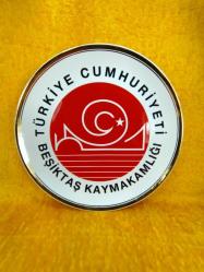 TÜRKİYE CUMHURİYETİ BEŞİKTAŞ KAYMAKAMLIĞI T.B.M.M. MİLLÎ SARAYLAR YILDIZ PORSELEN TABAK , BORDO RENKLİ ORJİNAL KADİFE KUTUSUNDA