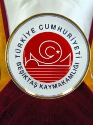 TÜRKİYE CUMHURİYETİ BEŞİKTAŞ KAYMAKAMLIĞI T.B.M.M. MİLLÎ SARAYLAR YILDIZ PORSELEN TABAK , BORDO RENKLİ ORJİNAL KADİFE KUTUSUNDA