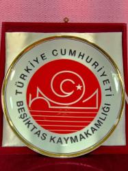 TÜRKİYE CUMHURİYETİ BEŞİKTAŞ KAYMAKAMLIĞI T.B.M.M. MİLLÎ SARAYLAR YILDIZ PORSELEN TABAK , BORDO RENKLİ ORJİNAL KADİFE KUTUSUNDA