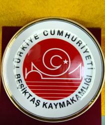TÜRKİYE CUMHURİYETİ BEŞİKTAŞ KAYMAKAMLIĞI T.B.M.M. MİLLÎ SARAYLAR YILDIZ PORSELEN TABAK , BORDO RENKLİ ORJİNAL KADİFE KUTUSUNDA