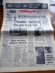 Milliyet Gazetesi - 5 Kasım 1970 - Meclis Başkanı Yine Seçilemedi - Süleyman Demirel Meclis İçi Darbe Planı Var - Sağlık Bakanı Vedat Ali Özkan Tifo Kolera İle Bulaştı Dedi - İşçiler Yurt Dışına Uçaklarla Yollanacak - Hacettepe'de Öğretim Üyesi Doktor Doğan Taner'in Odası Tahrip Edildi - Burhan Felek Köşe Yazısı - Demir Karaborsaya Düşmezse Kış Ağır Olmazsa Aksaray Geçidi 1971'de Açılacak - Evli Bir Kadının Günlüğünden Yazan Peride Celal Yazı Dizisi - Hoş Memo Karikatür Çizen Al Capp - Johnny Hazard Çizen Frank Robbins - Sahne Aşkları Çizen Leonard Starr - Maruf Bey Çizen Martin - Boncuk Karikatür Walt Disney - Karaoğlan Yazan Ve Çizen Suat Yalaz - Murat Davman'ın Son Macerası İki Kere İki On İki Eder Yazan Ümit Deniz Yazı Dizisi - İtiraf Yazan Arthur London Yazı Dizisi - Ediz Hun Diyor Ki Hey Dergisi 18 Kasım'da Çıkıyor - Dört Oscar Kazanan Moda Yaratıcısı Margaret Purse - Avrupa'da Son Temsilcilerimiz Göztepe Ve Eskişehir'de Elendi - Gençlik Ve Spor Bakanı İsmet Sezgin'in Görüşü