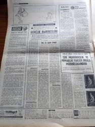 Milliyet Gazetesi - 5 Kasım 1970 - Meclis Başkanı Yine Seçilemedi - Süleyman Demirel Meclis İçi Darbe Planı Var - Sağlık Bakanı Vedat Ali Özkan Tifo Kolera İle Bulaştı Dedi - İşçiler Yurt Dışına Uçaklarla Yollanacak - Hacettepe'de Öğretim Üyesi Doktor Doğan Taner'in Odası Tahrip Edildi - Burhan Felek Köşe Yazısı - Demir Karaborsaya Düşmezse Kış Ağır Olmazsa Aksaray Geçidi 1971'de Açılacak - Evli Bir Kadının Günlüğünden Yazan Peride Celal Yazı Dizisi - Hoş Memo Karikatür Çizen Al Capp - Johnny Hazard Çizen Frank Robbins - Sahne Aşkları Çizen Leonard Starr - Maruf Bey Çizen Martin - Boncuk Karikatür Walt Disney - Karaoğlan Yazan Ve Çizen Suat Yalaz - Murat Davman'ın Son Macerası İki Kere İki On İki Eder Yazan Ümit Deniz Yazı Dizisi - İtiraf Yazan Arthur London Yazı Dizisi - Ediz Hun Diyor Ki Hey Dergisi 18 Kasım'da Çıkıyor - Dört Oscar Kazanan Moda Yaratıcısı Margaret Purse - Avrupa'da Son Temsilcilerimiz Göztepe Ve Eskişehir'de Elendi - Gençlik Ve Spor Bakanı İsmet Sezgin'in Görüşü