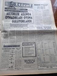 Milliyet Gazetesi - 5 Kasım 1970 - Meclis Başkanı Yine Seçilemedi - Süleyman Demirel Meclis İçi Darbe Planı Var - Sağlık Bakanı Vedat Ali Özkan Tifo Kolera İle Bulaştı Dedi - İşçiler Yurt Dışına Uçaklarla Yollanacak - Hacettepe'de Öğretim Üyesi Doktor Doğan Taner'in Odası Tahrip Edildi - Burhan Felek Köşe Yazısı - Demir Karaborsaya Düşmezse Kış Ağır Olmazsa Aksaray Geçidi 1971'de Açılacak - Evli Bir Kadının Günlüğünden Yazan Peride Celal Yazı Dizisi - Hoş Memo Karikatür Çizen Al Capp - Johnny Hazard Çizen Frank Robbins - Sahne Aşkları Çizen Leonard Starr - Maruf Bey Çizen Martin - Boncuk Karikatür Walt Disney - Karaoğlan Yazan Ve Çizen Suat Yalaz - Murat Davman'ın Son Macerası İki Kere İki On İki Eder Yazan Ümit Deniz Yazı Dizisi - İtiraf Yazan Arthur London Yazı Dizisi - Ediz Hun Diyor Ki Hey Dergisi 18 Kasım'da Çıkıyor - Dört Oscar Kazanan Moda Yaratıcısı Margaret Purse - Avrupa'da Son Temsilcilerimiz Göztepe Ve Eskişehir'de Elendi - Gençlik Ve Spor Bakanı İsmet Sezgin'in Görüşü