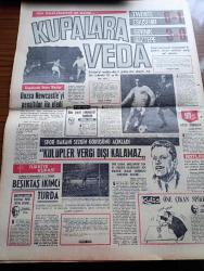 Milliyet Gazetesi - 5 Kasım 1970 - Meclis Başkanı Yine Seçilemedi - Süleyman Demirel Meclis İçi Darbe Planı Var - Sağlık Bakanı Vedat Ali Özkan Tifo Kolera İle Bulaştı Dedi - İşçiler Yurt Dışına Uçaklarla Yollanacak - Hacettepe'de Öğretim Üyesi Doktor Doğan Taner'in Odası Tahrip Edildi - Burhan Felek Köşe Yazısı - Demir Karaborsaya Düşmezse Kış Ağır Olmazsa Aksaray Geçidi 1971'de Açılacak - Evli Bir Kadının Günlüğünden Yazan Peride Celal Yazı Dizisi - Hoş Memo Karikatür Çizen Al Capp - Johnny Hazard Çizen Frank Robbins - Sahne Aşkları Çizen Leonard Starr - Maruf Bey Çizen Martin - Boncuk Karikatür Walt Disney - Karaoğlan Yazan Ve Çizen Suat Yalaz - Murat Davman'ın Son Macerası İki Kere İki On İki Eder Yazan Ümit Deniz Yazı Dizisi - İtiraf Yazan Arthur London Yazı Dizisi - Ediz Hun Diyor Ki Hey Dergisi 18 Kasım'da Çıkıyor - Dört Oscar Kazanan Moda Yaratıcısı Margaret Purse - Avrupa'da Son Temsilcilerimiz Göztepe Ve Eskişehir'de Elendi - Gençlik Ve Spor Bakanı İsmet Sezgin'in Görüşü