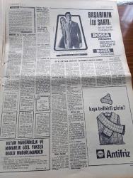 Milliyet Gazetesi - 7 Kasım 1970 - Süleyman Demirel Bu Ne Biçim Parlamento Denmemeli - Nato'ya Göre Türkiye'nin Stratejik Önemi Azalıyor - Ünlü Life Dergisi Kruşçef'in Anılarını Elde Etti - Filistinli Kadın Komando Leyla Hâlid Bir Gerillacı İle Evlendi - Filistin Halk Kurtuluş Cephesi - Burhan Felek Köşe Yazısı - İtalya Kızıl Çin'i Tanıdı - Brigitte Bardot İspanya'da - Evli Bir Kadının Günlüğünden Yazan Peride Celal Yazı Dizisi - Boncuk Karikatür Walt Disney - Maruf Bey Çizen Martin - Allahlık Ali Bey Çizen Swan - Johnny Hazard Çizen Frank Robbins - Hoş Memo Karikatür Çizen Al Capp - Karaoğlan Yazan Ve Çizen Suat Yalaz - Murat Davman'ın Son Macerası İki Kere İki On İki Eder Yazan Ümit Deniz Yazı Dizisi - İtiraf Yazan Arthur London Yazı Dizisi - Fikret Kızılok Hey Dergisi 18 Kasım'da Çıkıyor Dedi - Zirvede 30 Melodi En Çok Satan Plaklar - Fenerbahçe Samsun Önünde - Beşiktaş Antrenörü Teoderescu Boluspor'u Kendi Sahasında Yeneceğiz - Futbolun Hesapsız Yayılışı Zararlı Oldu