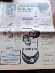 Milliyet Gazetesi - 11 Kasım 1970 - Eski Askerler Aslan Olmazlar Yazan Abdi İpekçi Köşe Yazısı - De Gaulle Öldü - Başbakan Süleyman Demirel Bugün De Gaulle İçin Hazırlanacak Tören İçin Paris'e Gidecek - Atatürk'ü Andık - İsmet İnönü Ankara TV'sindeki Konuşmasında Atatürk Devrimlerinin Laik Cumhuriyet İlkeleri Hücuma Uğrayacaktır Dedi - Sovyet Sınırını Geçtikleri İddiasıyla Gümrü'ye İndirilen Askeri Uçakta Bulunan Albay Cevat Denli 2 Amerikalı General Ve U 8 İade Edildi - Ah Atatürk Sağ Olsaydı Yazan Sadi Koçaş - Kadro Hareketi Yazan Şevket Süreyya Aydemir Yazı Dizisi - Evli Bir Kadının Günlüğünden Yazan Peride Celal Yazı Dizisi - Karaoğlan Yazan Ve Çizen Suat Yalaz - Murat Davman'ın Son Macerası İki Kere İki On İki Eder Yazan Ümit Deniz Yazı Dizisi - Hoş Nemo Çizen Allah Capp - Atatürk'ün İdeolojisi Yazan Yakup Kadri Karaosmanoğlu - Muhammed Ali Clay'in Yumrukları İle Sendeleyen Quarry - Avusturya Basınının Görüşü Cemal Kamacı İyi Rakiple Karşılaştırılmadı - Eczacıbaşı Voleybol