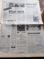 Milliyet Gazetesi - 16 Kasım 1970 - Ortak Pazarda 23 Kasım'da Altı Ek Anlaşma imzalıyoruz - 22 Yıllık Gümrük İndirimi Belli Oldu- Siklon Sebebiyle Pakistan'da Bir Günde 15 Bin Ceset Toplandı - CHP'li Aleviler Genel Sekreter Bülent Ecevit'i Destekliyor - Uçak Kaçırma Yakınlaşma Politikasına Zarar Veriyor - Hangisi Daha Güzel Dünya Güzellik Yarışması Adayları Fotoğraf - Abdi İpekçi Köşe Yazısı - Evli Bir Kadının Günlüğünden Yazan Peride Celal Yazı Dizisi - Karaoğlan Yazan Ve Çizen Suat Yalaz - Murat Davman'ın Son Macerası İki Kere İki On İki Eder Yazan Ümit Deniz - Hoş Memo Karikatür Çizen Al Capp - Johnny Hazard Çizen Frank Robbins - Sahne Aşkları Çizen Leonard Starr - Kadro Hareketi Yazan Şevket Süreyya Aydemir Yazı Dizisi - Galatasaray 4 Dakikada Yok Oldu - Beşiktaş Samsunspor Karşısında Son Beş Dakikada Devrildi - Fenerbahçe Göztepe Karşısında Galibiyeti Kaçırdı 0 0 - Şükrü Gülesin - Gündüz Kılıç