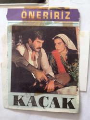 YEŞİLÇAM'IN YILDIZI FATMA GİRİK'İN DERGİDEN KESİLME 4'LÜ FOTOĞRAF SETİ - FATMA GİRİK'İN TARIK AKAN İLE BAŞROL OYNADIĞI ''KAÇAK'' ADLI FİLMDEN 4 FARKLI KARE - 14 x 12 cm, 9 x 9 cm, 9 x 6 cm, 7 x 7 cm EABATLARINDA DÖRT ADET