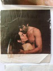 YEŞİLÇAM'IN YILDIZI FATMA GİRİK'İN DERGİDEN KESİLME 4'LÜ FOTOĞRAF SETİ - FATMA GİRİK'İN TARIK AKAN İLE BAŞROL OYNADIĞI ''KAÇAK'' ADLI FİLMDEN 4 FARKLI KARE - 14 x 12 cm, 9 x 9 cm, 9 x 6 cm, 7 x 7 cm EABATLARINDA DÖRT ADET