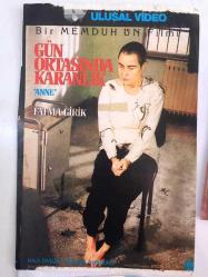 YEŞİLÇAM'IN YILDIZI FATMA GİRİK'İN ''GÜN ORTASINDA KARANLIK'' ADLI FİLMİNDEN VHS VİDEO KASET KARTONET ÖN YÜZÜ, TIPKI BASIM FOTOĞRAFI ve DERGİDEN KESİLME 2 ADET FOTOĞRAFI - 4'LÜ SET HALİNDE - TIPKI BASIM 18 x 15 cm, VHS KARTONET ÖN YÜZÜ 21 x 14 cm ve DİĞER DERGİDEN KESİLME 2 FOTOĞRAF 8 x 6 cm EBATLARINDADIR