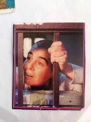 YEŞİLÇAM'IN YILDIZI FATMA GİRİK'İN ''GÜN ORTASINDA KARANLIK'' ADLI FİLMİNDEN VHS VİDEO KASET KARTONET ÖN YÜZÜ, TIPKI BASIM FOTOĞRAFI ve DERGİDEN KESİLME 2 ADET FOTOĞRAFI - 4'LÜ SET HALİNDE - TIPKI BASIM 18 x 15 cm, VHS KARTONET ÖN YÜZÜ 21 x 14 cm ve DİĞER DERGİDEN KESİLME 2 FOTOĞRAF 8 x 6 cm EBATLARINDADIR