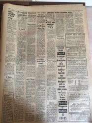 YENİ SABAH GAZETESİ 15 MART 1963 YIL :25 SAYI :8023--Emel Zorlunun mücevherleri kayıp olmuş --Mısır ,Suriye Irak birleşiyor --Bayar ın raporu dün Adli Tıbba gelmedi --Zeytinyağı fiyatları durmadan artıyor --AP İnönü ara seçim yapmağa davet etti --Lokomotif çalan hırsız İstanbul da yakalandı ---Yunan Meclisinde arbede çıktı :3 Mebus yaralandı ---Eh Artık : Siyavuşgil --Bidonlarla içme suyu satışı yasak ---Köpek yüzünden çıkan kavga da 5 kişi öldürüldü ---Türkiye de ilk defa bir köy ,kalkınma planı yaptı ---Buğday ununa çavdar katan 6 fabrikatör  savcılığa verildi --Konya ovasında bu yıl mahsul bereketli olacak ----Sinema :Vahşi Yol ,İlk Göz Ağrısı -- Sinemalar :Atlas : Avrupa Geceleri  ,İnci :Aşk Bekliyor ,Konak :Son bahar hatıraları ---Amerikan filmcileri işsizlikten şikayetçi ---Galatasaray ın hakeme yaptığı itiraz alay mevzuu oldu --Galatasaray Hezimete Uğradı : 5-0--Mazhar Zorlu :Altay bir puan alacak dedi ---Fenerbahçe -İTÜ Pazar Gecesi Karşılaşıyor ---