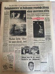 YENİ SABAH GAZETESİ 15 MART 1963 YIL :25 SAYI :8023--Emel Zorlunun mücevherleri kayıp olmuş --Mısır ,Suriye Irak birleşiyor --Bayar ın raporu dün Adli Tıbba gelmedi --Zeytinyağı fiyatları durmadan artıyor --AP İnönü ara seçim yapmağa davet etti --Lokomotif çalan hırsız İstanbul da yakalandı ---Yunan Meclisinde arbede çıktı :3 Mebus yaralandı ---Eh Artık : Siyavuşgil --Bidonlarla içme suyu satışı yasak ---Köpek yüzünden çıkan kavga da 5 kişi öldürüldü ---Türkiye de ilk defa bir köy ,kalkınma planı yaptı ---Buğday ununa çavdar katan 6 fabrikatör  savcılığa verildi --Konya ovasında bu yıl mahsul bereketli olacak ----Sinema :Vahşi Yol ,İlk Göz Ağrısı -- Sinemalar :Atlas : Avrupa Geceleri  ,İnci :Aşk Bekliyor ,Konak :Son bahar hatıraları ---Amerikan filmcileri işsizlikten şikayetçi ---Galatasaray ın hakeme yaptığı itiraz alay mevzuu oldu --Galatasaray Hezimete Uğradı : 5-0--Mazhar Zorlu :Altay bir puan alacak dedi ---Fenerbahçe -İTÜ Pazar Gecesi Karşılaşıyor ---