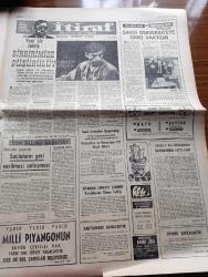 Milliyet Gazetesi - 29 Ekim 1970 - Cumhuriyetin 47. Yılı Törenlerle Kutlanıyor - Turhan Feyzioğlu Halk Sol'dan Adalet Partisinden De Bıktı Dedi - Sağlık Bakanı Vedat Ali Özkan Kolera'nın Hızı Yüzde 1'e Düştü - Bize Albayla Konuşma İzni Vermediler Rus Elçiliği İki Genci Görmek İstedi - Kraliçe Neden Kumral Veya Esmer Olsun - TİP ve Kongresi Yazanlar İsmail Cem - Evli Bir Kadının Günlüğünden Yazan Peride Celal Yazı Dizisi - Hoş Memo Karikatür Çizen Al Capp - Johnny Hazard Çizen Frank Robbins - Sahne Aşkları Leonard Starr - Maruf Bey Çizen Martin - Karaoğlan Yazan Ve Çizen Suat Yalaz - Şeytanistan Yazan Ali Yüce Yazı Dizisi - İtiraf Yazan Arthur London Yazı Dizisi - Muhammed Ali Clay Bonevana İle Karşılaşacak - Eskişehirspor Galip - Beşiktaşlı Necmi Ve Kaya'nın Jübilesi Bugün - İşte Beşiktaş'ın Değerli Futbolcusu Kaya Köstepen - Mithatpaşa Stadı