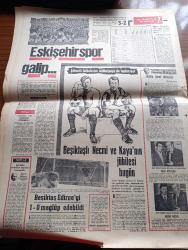 Milliyet Gazetesi - 29 Ekim 1970 - Cumhuriyetin 47. Yılı Törenlerle Kutlanıyor - Turhan Feyzioğlu Halk Sol'dan Adalet Partisinden De Bıktı Dedi - Sağlık Bakanı Vedat Ali Özkan Kolera'nın Hızı Yüzde 1'e Düştü - Bize Albayla Konuşma İzni Vermediler Rus Elçiliği İki Genci Görmek İstedi - Kraliçe Neden Kumral Veya Esmer Olsun - TİP ve Kongresi Yazanlar İsmail Cem - Evli Bir Kadının Günlüğünden Yazan Peride Celal Yazı Dizisi - Hoş Memo Karikatür Çizen Al Capp - Johnny Hazard Çizen Frank Robbins - Sahne Aşkları Leonard Starr - Maruf Bey Çizen Martin - Karaoğlan Yazan Ve Çizen Suat Yalaz - Şeytanistan Yazan Ali Yüce Yazı Dizisi - İtiraf Yazan Arthur London Yazı Dizisi - Muhammed Ali Clay Bonevana İle Karşılaşacak - Eskişehirspor Galip - Beşiktaşlı Necmi Ve Kaya'nın Jübilesi Bugün - İşte Beşiktaş'ın Değerli Futbolcusu Kaya Köstepen - Mithatpaşa Stadı