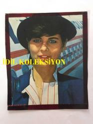 YEŞİLÇAM'IN YILDIZI FATMA GİRİK'İN BENZERİ OLAN HOSTES'İN TÜRK HAVA YOLLARI / TURKISH AIRLINES MAGAZİN DERGİSİNİN EYLÜL 1983 SAYISINDAKİ KAPAĞINDAKİ FOTOĞRAFI - DERGİNİN ÖN KAPAĞI ve FOTOĞRAFIN KAPAKTAN TIPKI BASIM YAPILMIŞ BAŞKA BİR KOPYASI, 2'Lİ SET HALİNDE - 28 x 21 cm, TIPKI BASIM FOTOĞRAF 17 x 14 cm EBADINDADIR - ARKA SAYFADA MARLBORO SİGARA REKLAMI