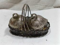 RF27----ALMAN GÜMÜŞÜ SEPETİNDE KUŞ ŞEKLİNDE TUZLUK BİBERLİK