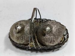 RF27----ALMAN GÜMÜŞÜ SEPETİNDE KUŞ ŞEKLİNDE TUZLUK BİBERLİK