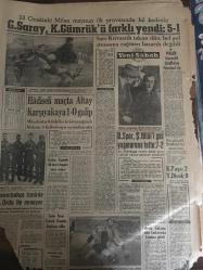 YENİ SABAH GAZETESİ 13 OCAK 1962 YIL:8564---Banka sigorta gider vergisi artıyor --Kıbrıs ta ki son  ihtilafa İngiltere de karışıyor --Kuduracak sanılan gençle konuştuk --Çaldıkları oto ile kamyona çarptılar --Hürriyeti için 7 gün aç kaldı ---2 Kardeş Türkçeyi yasak eden ev sahibini dövdü --Sudan Fıkra : Siyavuşgil --İki senedir  firarda olan azılı kaatil tesadüfen yakalandı ---Galatasaray ,K.Gümrük ü farklı yendi :5-1--Hadiseli maçta Altay Karşıyakaya  1-0 galip ---Fenerbahçe İzmir de A.Ordu  ile oynuyor --D.Spor ,Ş.Hilal i gol yağmuruna tuttu :7-2--K.Paşa :2 Y.Direk :0--Uğur sahneden vazgeçemiyor --Kent Oyuncularda Martı Rejisör Cüneyt Gökçer Oynayanlar :Cüneyt ve Müşfik ---Orhan Günşiray a bıyık yakışmadı --Muhsin Ertuğrul ---Kastamonu da bir bekçi  başı balta ile kesilerek öldürüldü ---Kunduracı çıraklığından Meşin Top Krallığına --Futbolumuzda kalite  düşünce  seyirci azaldı --