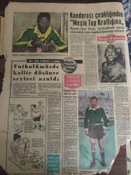 YENİ SABAH GAZETESİ 13 OCAK 1962 YIL:8564---Banka sigorta gider vergisi artıyor --Kıbrıs ta ki son  ihtilafa İngiltere de karışıyor --Kuduracak sanılan gençle konuştuk --Çaldıkları oto ile kamyona çarptılar --Hürriyeti için 7 gün aç kaldı ---2 Kardeş Türkçeyi yasak eden ev sahibini dövdü --Sudan Fıkra : Siyavuşgil --İki senedir  firarda olan azılı kaatil tesadüfen yakalandı ---Galatasaray ,K.Gümrük ü farklı yendi :5-1--Hadiseli maçta Altay Karşıyakaya  1-0 galip ---Fenerbahçe İzmir de A.Ordu  ile oynuyor --D.Spor ,Ş.Hilal i gol yağmuruna tuttu :7-2--K.Paşa :2 Y.Direk :0--Uğur sahneden vazgeçemiyor --Kent Oyuncularda Martı Rejisör Cüneyt Gökçer Oynayanlar :Cüneyt ve Müşfik ---Orhan Günşiray a bıyık yakışmadı --Muhsin Ertuğrul ---Kastamonu da bir bekçi  başı balta ile kesilerek öldürüldü ---Kunduracı çıraklığından Meşin Top Krallığına --Futbolumuzda kalite  düşünce  seyirci azaldı --