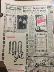 YENİ SABAH GAZETESİ 9 OCAK 1963 YIL :25 SAYI :8560--Trafik kazalarında Milli servet  kaybı 1 milyarı buluyor ---Bu yıl Kıbrıs a 9 Milyon lira yardım yapacağız --30 Yılını dolduran memurlar sıra ile emekliye sevk edilecek ---Küçük Serdar Kaçırılmış --16 Kaatil Meclisin Kararını Bekliyor --CHP Gençlik Kollarında İstifalar Oldu ---Lükse düşkün Garipler  Çetesi Dün Yakalandı --Kışın geri kalan günleri Türkiye de mülayim geçecek --Sinema :İçinden Çıkılamayan Çember --Devlet Bakanı ,Apak ın Projesini Kabul Etmedi ---TUSDER: Beşiktaş da kadro değişecek dedi ---Galatasaray ,Milan için yarın kampa giriyor --Fenerbahçe ,İbrahim ve Hilmi ye ceza verdi --İzmir büyük bir spor sitesine kavuşuyor ---Maliye Yatırım İndirimini Arttırmayı Kabul Etmiyor --Alem yapılan otobüs  peşine otomobil ile düşülerek yakalandı ---