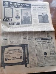 Milliyet Gazetesi - 25 Aralık 1970 - İçişleri Bakanı Menteşeoğlu Daha Bazı Dernekler Kapatılacak Dedi - Biri Mustang Biri De Anadol Olan İki Ayrı Otomobilin Plakaları Aynı 34 HC 525 - Edebiyat Fakültesi Dekanı Profesör Sırrı Erinç İstifa Etti Fakülte Kapatıldı - Rauf Denktaş'a Karşı Gösteri Yapıldı - İstanbul Belediyesine Para Bulmak İçin Aksaray Geçidinde 146 Dükkan Satılabilir - Türk Hukuk Kurumu MİT Temel Hakları Hiçe Sayıyor - Komünist Usulü Nöbet Değişimi Yazan Metin Toker - Ünlü Casus Çiçero Öldü - Evli Bir Kadının Günlüğünden Yazan Peride Celal Yazı Dizisi - Karaoğlan Yazan Ve Çizen Suat Yalaz - Hoş Memo Karikatür Çizen Al Capp - Johnny Hazard Çizen Frank Robbins - Sahne Aşkları Çizen Leonard Starr - Maruf Bey Çizen Martin - Murat Davman'ın Son Macerası İki Kere İki On İki Eder Yazan Ümit Deniz Yazı Dizisi - Kruşçev'in Anıları Yazı Dizisi - Halter Şampiyonasında Balkan İkincisi Olduk - 4 Dünya 2 Balkan 1 Türkiye Rekoru Kırıldı