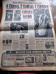 Milliyet Gazetesi - 25 Aralık 1970 - İçişleri Bakanı Menteşeoğlu Daha Bazı Dernekler Kapatılacak Dedi - Biri Mustang Biri De Anadol Olan İki Ayrı Otomobilin Plakaları Aynı 34 HC 525 - Edebiyat Fakültesi Dekanı Profesör Sırrı Erinç İstifa Etti Fakülte Kapatıldı - Rauf Denktaş'a Karşı Gösteri Yapıldı - İstanbul Belediyesine Para Bulmak İçin Aksaray Geçidinde 146 Dükkan Satılabilir - Türk Hukuk Kurumu MİT Temel Hakları Hiçe Sayıyor - Komünist Usulü Nöbet Değişimi Yazan Metin Toker - Ünlü Casus Çiçero Öldü - Evli Bir Kadının Günlüğünden Yazan Peride Celal Yazı Dizisi - Karaoğlan Yazan Ve Çizen Suat Yalaz - Hoş Memo Karikatür Çizen Al Capp - Johnny Hazard Çizen Frank Robbins - Sahne Aşkları Çizen Leonard Starr - Maruf Bey Çizen Martin - Murat Davman'ın Son Macerası İki Kere İki On İki Eder Yazan Ümit Deniz Yazı Dizisi - Kruşçev'in Anıları Yazı Dizisi - Halter Şampiyonasında Balkan İkincisi Olduk - 4 Dünya 2 Balkan 1 Türkiye Rekoru Kırıldı