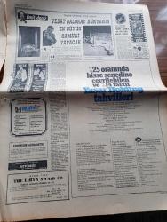 Milliyet Gazetesi - 21 Aralık 1970 - Abdi İpekçi Köşe Yazısı - Demokrat Parti Meclis'te Bir Başkan Vekilliği İstiyor - Silahı Bırak Kampanyası Büyüyor - 150 Sendika Silahı Bırak Kampanyasına Davet Edildi - Gomulka İstifa Etti - Ege Bölgesi Yine Sallandı - Türkler Köln'de Bir Erkeği Hadım Ettiler - Türkiye Liselerarası Halk Oyunları Ve Müzik Yarışması - Burhan Felek Köşe Yazısı - Vedat Dalokay Dünyanın En Büyük Camiini Yapacak - Evli Bir Kadının Günlüğünden Yazan Peride Celal Yazı Dizisi - Hoş Memo Karikatür Çizen Al Capp - Maruf Bey Çizen Martin - Johnny Hazard Çizen Frank Robbins - Sahne Aşkları Çizen Leonard Starr - Karaoğlan Yazan Ve Çizen Suat Yalaz - Murat Davman'ın Son Macerası İki Kere İki On İki Eder Yazan Ümit Deniz Yazı Dizisi - Kruşçev'in Anıları Yazı Dizisi - Bektaşi Dediğin Bir Büyük Adem Yazan Hasan Pulur - Gülriz Sururi Ve Engin Cezzar Morfin'e Başladılar - Bossa - Lider Bursaspor Beşiktaş'ı Da Devirdi - Galatasaray Ankaragücü Karşısında 1 0 Galip - Fenerbahçe