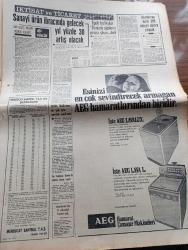 Milliyet Gazetesi - 16 Aralık 1970 - Sunay Ve İnönü'nün Demeçleri Yazan Abdi İpekçi Köşe Yazısı - İsmet İnönü Bütün Sorunların Hal Yolu Demokratik Rejimde Vardır - Süleyman Demirel İçin Onsekiz Kişi Söz İstedi - Cevdet Sunay'ın Gazetemizde Özel Demeci Anayasa Dışında Bir Çare Yoktur - Le Figaro Gazetesi Ordu Süleyman Demirel'in İstifasını İstiyor - Sovyet Venüs Aracı Gezegene Dün Ulaştı - Rumlar Girne Yolunu Kapadı - Olayların İzinde Yazan İsmail Cem - Franko Dün Olağan Üstü Hâl İlan Etti - Evli Bir Kadının Günlüğünden Yazan Peride Celal Yazı Dizisi - Hoş Memo Karikatür Çizen Al Capp - Johnny Hazard Çizen Frank Robbins - Sahne Aşkları Çizen Leonard Starr - Allahlık Ali Bey Çizen Swan - Maruf Bey Çizen Martin - Karaoğlan Yazan Ve Çizen Suat Yalaz - Murat Davman'ın Son Macerası İki Kere İki On İki Eder Yazan Ümit Deniz Yazı Dizisi - Kruşçev'in Anıları Yazı Dizisi - Milliyet Yılın Sporcusu Anketi - Jokey Ekrem Kurt - Boksör Seyfi Tatar - Futbolcu Can Bartu - Maratoncu Hüseyin Aktaş