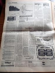 Milliyet Gazetesi - 15 Aralık 1970 - Emlak Vergisi 1 Yıl Ertelendi - Adalet Partisi İçin Önemli Günler Başlıyor - Süleyman Demirel İçin Çıkış Yolu Yok - 26'lar da Demirel Raporunu Görüştü - Ankara'da 590 Kilo Esrar Ele Geçirildi - İETT Personeli Protesto İçin İşi Yavaşlattı - Olayların İzinde Yazan İsmail Cem Köşe Yazısı - Refik Erduran Köşe Yazısı Türkiye'nin - Bask İçin Hürriyet - Evli Bir Kadının Günlüğünden Yazan Peride Celal Yazı Dizisi - Karaoğlan Yazan Ve Çizen Suat Yalaz - Murat Davman'ın Son Macerası İki Kere İki On İki Eder Yazan Ümit Deniz Yazı Dizisi - Hoş Memo Karikatür Çizen Al - Johnny Hazard Çizen Frank Robbins - Sahne Aşkları Çizen Leonard Starr - Kruşçev'in Anıları Yazı Dizisi - Gönül Ülkü Gazanfer Özcan Tiyatrosu Yanlış Hesap Oyunu Başladı - George Best Galatasaray'da Oynamak İçin 300 Bin Sterling İstedi - Basketbolda Bu Haftanın Konuk Lideri Kolej - Alman Milli Takım Antrenörü Helmut Schön İstanbul'a Hayran Kaldı - Emniyet Müdürü Futbolcu Dövüyor - Özcan Arkoç