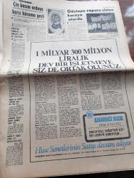 Milliyet Gazetesi - 15 Aralık 1970 - Emlak Vergisi 1 Yıl Ertelendi - Adalet Partisi İçin Önemli Günler Başlıyor - Süleyman Demirel İçin Çıkış Yolu Yok - 26'lar da Demirel Raporunu Görüştü - Ankara'da 590 Kilo Esrar Ele Geçirildi - İETT Personeli Protesto İçin İşi Yavaşlattı - Olayların İzinde Yazan İsmail Cem Köşe Yazısı - Refik Erduran Köşe Yazısı Türkiye'nin - Bask İçin Hürriyet - Evli Bir Kadının Günlüğünden Yazan Peride Celal Yazı Dizisi - Karaoğlan Yazan Ve Çizen Suat Yalaz - Murat Davman'ın Son Macerası İki Kere İki On İki Eder Yazan Ümit Deniz Yazı Dizisi - Hoş Memo Karikatür Çizen Al - Johnny Hazard Çizen Frank Robbins - Sahne Aşkları Çizen Leonard Starr - Kruşçev'in Anıları Yazı Dizisi - Gönül Ülkü Gazanfer Özcan Tiyatrosu Yanlış Hesap Oyunu Başladı - George Best Galatasaray'da Oynamak İçin 300 Bin Sterling İstedi - Basketbolda Bu Haftanın Konuk Lideri Kolej - Alman Milli Takım Antrenörü Helmut Schön İstanbul'a Hayran Kaldı - Emniyet Müdürü Futbolcu Dövüyor - Özcan Arkoç