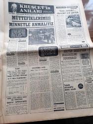 Milliyet Gazetesi - 15 Aralık 1970 - Emlak Vergisi 1 Yıl Ertelendi - Adalet Partisi İçin Önemli Günler Başlıyor - Süleyman Demirel İçin Çıkış Yolu Yok - 26'lar da Demirel Raporunu Görüştü - Ankara'da 590 Kilo Esrar Ele Geçirildi - İETT Personeli Protesto İçin İşi Yavaşlattı - Olayların İzinde Yazan İsmail Cem Köşe Yazısı - Refik Erduran Köşe Yazısı Türkiye'nin - Bask İçin Hürriyet - Evli Bir Kadının Günlüğünden Yazan Peride Celal Yazı Dizisi - Karaoğlan Yazan Ve Çizen Suat Yalaz - Murat Davman'ın Son Macerası İki Kere İki On İki Eder Yazan Ümit Deniz Yazı Dizisi - Hoş Memo Karikatür Çizen Al - Johnny Hazard Çizen Frank Robbins - Sahne Aşkları Çizen Leonard Starr - Kruşçev'in Anıları Yazı Dizisi - Gönül Ülkü Gazanfer Özcan Tiyatrosu Yanlış Hesap Oyunu Başladı - George Best Galatasaray'da Oynamak İçin 300 Bin Sterling İstedi - Basketbolda Bu Haftanın Konuk Lideri Kolej - Alman Milli Takım Antrenörü Helmut Schön İstanbul'a Hayran Kaldı - Emniyet Müdürü Futbolcu Dövüyor - Özcan Arkoç