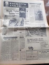 Milliyet Gazetesi - 14 Aralık 1970 - Çarşamba'nın Gelişi Yazan Abdi İpekçi Köşe Yazısı - Memurlara %30'lar Yarın Ödeniyor - Süleyman Demirel'e Daha Çok Yetkiler Verilmesi İstendi - İsmet İnönü Sanki Hükümet Yok Gibi - Sağlık Bakanı Hac Yasağı İçin Direniyor - Ülkü Ocakları Bütün Davalara Sahip Çıkacak - Kapıcılar Grevi Çalışma Bakanı Seyfi Öztürk'ün  Evinden Alındı - Burhan Felek Köşe Yazısı - 13 Dilde Şarkı Söyleyen Zaliha Londra'yı Fethediyor - Renault Fabrikalarında Günde Tam 5 Bin Araba Yapılıyor - Evli Bir Kadının Günlüğünden Yazan Peride Celal Yazı Dizisi - Karaoğlan Yazan Ve Çizen Suat Yalaz - Murat Davman'ın Son Macerası İki Kere İki On İki Eder Yazan Ümit Deniz Yazı Dizisi - Hoş Memo Karikatür Çizen Al Capp - Johnny Hazard Çizen Frank Robbins - Sahne Aşkları Çizen Leonard Starr - Allahlık Ali Bey Çizen Swan - Kruşçev'in Anıları Yazı Dizisi - Jackie Onnasis Film Çevirecek - Milli Takım Arnavutluk'u Yendi Ama Öğünemedi