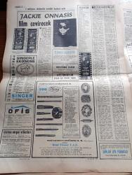 Milliyet Gazetesi - 14 Aralık 1970 - Çarşamba'nın Gelişi Yazan Abdi İpekçi Köşe Yazısı - Memurlara %30'lar Yarın Ödeniyor - Süleyman Demirel'e Daha Çok Yetkiler Verilmesi İstendi - İsmet İnönü Sanki Hükümet Yok Gibi - Sağlık Bakanı Hac Yasağı İçin Direniyor - Ülkü Ocakları Bütün Davalara Sahip Çıkacak - Kapıcılar Grevi Çalışma Bakanı Seyfi Öztürk'ün  Evinden Alındı - Burhan Felek Köşe Yazısı - 13 Dilde Şarkı Söyleyen Zaliha Londra'yı Fethediyor - Renault Fabrikalarında Günde Tam 5 Bin Araba Yapılıyor - Evli Bir Kadının Günlüğünden Yazan Peride Celal Yazı Dizisi - Karaoğlan Yazan Ve Çizen Suat Yalaz - Murat Davman'ın Son Macerası İki Kere İki On İki Eder Yazan Ümit Deniz Yazı Dizisi - Hoş Memo Karikatür Çizen Al Capp - Johnny Hazard Çizen Frank Robbins - Sahne Aşkları Çizen Leonard Starr - Allahlık Ali Bey Çizen Swan - Kruşçev'in Anıları Yazı Dizisi - Jackie Onnasis Film Çevirecek - Milli Takım Arnavutluk'u Yendi Ama Öğünemedi