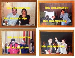 İBRAHİM TATLISES'İN ORİJİNAL 21'Lİ FOTOĞRAF SETİ - İBRAHİM TATLISES'İN 26 Aralık 1992 TÜRKMENİSTAN ZİYARETİ ve KONSERİNDEN ÇEKİLMİŞ 21 FARKLI KARE, İBRAHİM TATLISES ve DERYA TUNA'NIN BİRLİKTE OLDUĞU ANLARDAN ÖZEL KARELER, İBRAHİM TATLISES'İN TÜRKMENİSTAN Devlet Başkanı Saparmurat Niyazov ile YÖNETİCİLERİNDEN YÖRESEL KOSTÜM HEDİYELERİ ALDIĞI ve TÖRENLE KARŞILANDIĞI ÇOK ÖZEL ANLAR, İBRAHİM TATLISES KONSER VERİRKEN TÜRKMENİSTAN'LI KIZLARIN YÖRESEL KIYAFETLERLE TATLISES'İ DİNLEDİĞİ ANLAR, İBRAHİM TATLISES'İN TÜRKMENİSTAN'LI HAYRANLARINA İMZA DAĞITTIĞI ÇOK GÜZEL KARELER,  İBRAHİM TATLISES KEBAPÇIDA DÖNER KESERKEN ve İBRAHİM TATLISES SOKAKTA TÜRKMENİSTAN'LI MUHABİRE RÖPORTAJ VERİRKEN - FOTOĞRAFLAR 13 x 9 cm EBADINDADIR - DÖNEMİNE AİT ORİJİNAL BASIMLAR, ÇOK ÖZEL BİR KOLEKSİYON, TOPLAM 21 ADET FOTOĞRAF