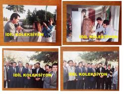 İBRAHİM TATLISES'İN ORİJİNAL 21'Lİ FOTOĞRAF SETİ - İBRAHİM TATLISES'İN 26 Aralık 1992 TÜRKMENİSTAN ZİYARETİ ve KONSERİNDEN ÇEKİLMİŞ 21 FARKLI KARE, İBRAHİM TATLISES ve DERYA TUNA'NIN BİRLİKTE OLDUĞU ANLARDAN ÖZEL KARELER, İBRAHİM TATLISES'İN TÜRKMENİSTAN Devlet Başkanı Saparmurat Niyazov ile YÖNETİCİLERİNDEN YÖRESEL KOSTÜM HEDİYELERİ ALDIĞI ve TÖRENLE KARŞILANDIĞI ÇOK ÖZEL ANLAR, İBRAHİM TATLISES KONSER VERİRKEN TÜRKMENİSTAN'LI KIZLARIN YÖRESEL KIYAFETLERLE TATLISES'İ DİNLEDİĞİ ANLAR, İBRAHİM TATLISES'İN TÜRKMENİSTAN'LI HAYRANLARINA İMZA DAĞITTIĞI ÇOK GÜZEL KARELER,  İBRAHİM TATLISES KEBAPÇIDA DÖNER KESERKEN ve İBRAHİM TATLISES SOKAKTA TÜRKMENİSTAN'LI MUHABİRE RÖPORTAJ VERİRKEN - FOTOĞRAFLAR 13 x 9 cm EBADINDADIR - DÖNEMİNE AİT ORİJİNAL BASIMLAR, ÇOK ÖZEL BİR KOLEKSİYON, TOPLAM 21 ADET FOTOĞRAF