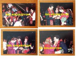 İBRAHİM TATLISES'İN ORİJİNAL 21'Lİ FOTOĞRAF SETİ - İBRAHİM TATLISES'İN 26 Aralık 1992 TÜRKMENİSTAN ZİYARETİ ve KONSERİNDEN ÇEKİLMİŞ 21 FARKLI KARE, İBRAHİM TATLISES ve DERYA TUNA'NIN BİRLİKTE OLDUĞU ANLARDAN ÖZEL KARELER, İBRAHİM TATLISES'İN TÜRKMENİSTAN Devlet Başkanı Saparmurat Niyazov ile YÖNETİCİLERİNDEN YÖRESEL KOSTÜM HEDİYELERİ ALDIĞI ve TÖRENLE KARŞILANDIĞI ÇOK ÖZEL ANLAR, İBRAHİM TATLISES KONSER VERİRKEN TÜRKMENİSTAN'LI KIZLARIN YÖRESEL KIYAFETLERLE TATLISES'İ DİNLEDİĞİ ANLAR, İBRAHİM TATLISES'İN TÜRKMENİSTAN'LI HAYRANLARINA İMZA DAĞITTIĞI ÇOK GÜZEL KARELER,  İBRAHİM TATLISES KEBAPÇIDA DÖNER KESERKEN ve İBRAHİM TATLISES SOKAKTA TÜRKMENİSTAN'LI MUHABİRE RÖPORTAJ VERİRKEN - FOTOĞRAFLAR 13 x 9 cm EBADINDADIR - DÖNEMİNE AİT ORİJİNAL BASIMLAR, ÇOK ÖZEL BİR KOLEKSİYON, TOPLAM 21 ADET FOTOĞRAF