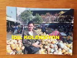 İBRAHİM TATLISES'İN ORİJİNAL 21'Lİ FOTOĞRAF SETİ - İBRAHİM TATLISES'İN 26 Aralık 1992 TÜRKMENİSTAN ZİYARETİ ve KONSERİNDEN ÇEKİLMİŞ 21 FARKLI KARE, İBRAHİM TATLISES ve DERYA TUNA'NIN BİRLİKTE OLDUĞU ANLARDAN ÖZEL KARELER, İBRAHİM TATLISES'İN TÜRKMENİSTAN Devlet Başkanı Saparmurat Niyazov ile YÖNETİCİLERİNDEN YÖRESEL KOSTÜM HEDİYELERİ ALDIĞI ve TÖRENLE KARŞILANDIĞI ÇOK ÖZEL ANLAR, İBRAHİM TATLISES KONSER VERİRKEN TÜRKMENİSTAN'LI KIZLARIN YÖRESEL KIYAFETLERLE TATLISES'İ DİNLEDİĞİ ANLAR, İBRAHİM TATLISES'İN TÜRKMENİSTAN'LI HAYRANLARINA İMZA DAĞITTIĞI ÇOK GÜZEL KARELER,  İBRAHİM TATLISES KEBAPÇIDA DÖNER KESERKEN ve İBRAHİM TATLISES SOKAKTA TÜRKMENİSTAN'LI MUHABİRE RÖPORTAJ VERİRKEN - FOTOĞRAFLAR 13 x 9 cm EBADINDADIR - DÖNEMİNE AİT ORİJİNAL BASIMLAR, ÇOK ÖZEL BİR KOLEKSİYON, TOPLAM 21 ADET FOTOĞRAF