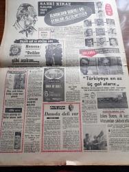 Milliyet Gazetesi - 9 Ekim 1970 - Amerika Vietnam'da Ateşin Kesilmesini İstedi - Nixon Uzak Doğu İçin Barış Planı Teklif Etti - İncirlik'e İnecek Her Yabancı Uçak Ayrı İzin Alacak - Nasır'sız  Kalan Arap Dünyası - Kemal Satır Görevini Bırakıyor - Nobel Ödülünü Rus Yazarı Alexandr Soljenitsin Aldı - NATO Görevlisi Nahit İmre İdam İsteğiyle Yargılandı - Olayların İzinde Yazan İsmail Cem Köşe Yazısı - Milliyet 1970 Türkiye Güzelini Seçiyor Adaylar Atla Beril - ABD Ortak Pazarda Telaş Yarattı - ABD Yardımı Ne Olacak - Arı Pilavlık Bulgurları - Old Spice Traş Losyonu - Arçelik Elektrik Süpürgesi - Sabri Kiraz Planlarını Tespit Etti Almanların Hünerli Gol Ayakları İşletilmeyecek - Köln'lü Milli Futbolcu Rupp Türkiye'ye En Az 3 Gol Atarız Dedi- Ünlü Jokey Ekrem Kurt İlk Kez Kilosundan Şikayet Etti - Gündüz Gözüyle Yazan Gündüz Kılıç Köşe Yazısı - Cemil Turan - Ziya Şengül - Metin Kurt - Sanlı Sarıalioğlu