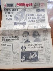 Milliyet Gazetesi - 22 Ekim 1970 - Kolera'dan Dün De  1 Kişi Öldü - Süleyman Demirel Başkan Kim Olsa Hücuma Uğrar - Amerikan Askeri Yardım Heyeti Başkanı Kayboldu - Kraliçe Taç Giyme Balosunda Seçiliyor - Ajda Pekkan - Emel sayın - Bir İstanbullu Şehirde Altında Madeni Bulmuş - Cezayirli Devrimci Lider Kerim Belkasım Öldürüldü - Evli Bir Kadının Günlüğünden Yazan Peride Celal Yazı Dizisi - Hoş Memo Karikatür Çizen Al Capp - Johnny Hazard Çizen Frank Robbins - Sahne Aşkları Çizen Leonard Starr - Allahlık Ali Bey Çizen Swan - Maruf Bey Çizen Martin - Karaoğlan Yazan Ve Çizen Suat Yalaz - Şeytanistan Yazan Ali Yüce Yazı Dizisi - İtiraf Yazan Arthur London Yazı Dizisi - Dünya Bankası Narenciye İçin Kredi Açacak - Futbol Simsarları Anadolu'yu Dolandırıyor - Almanların Ünlü Gol Makinesi Müller Dopingi Yaptığımızı İddia Edenler Delidir - Galatasaray Beşiktaş Pazarı Bekliyor - Fenerbahçeli Ogün Altıparmak Gol Krallığında İddialı - Galatasaray Teknik Direktörü Coşkun Özarı - Cemal Kamacı