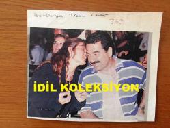 İBRAHİM TATLISES'İN DERGİDEN KESİLME FOTOĞRAFI - İBRAHİM TATLISES ve DERYA TUNA KONUK OLDUKLARI BİR YERDE ARALARINDA KONUŞURKEN ÇEKİLMİŞ BİR KARE - 13 x 11 cm EBADINDA