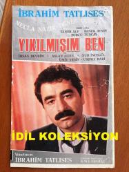 İBRAHİM TATLISES'İN KARTONA BASILMIŞ BİR FOTOĞRAFI - İBRAHİM TATLISES'İN ''YIKILMIŞIM BEN'' ADLI FİLMİN VİDEO POSTER GÖRÜNÜMÜNDEN - 24 x 15 cm EBADINDA