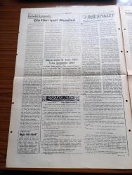 Kudret Gazetesi - 28 Mart 1949 - Orta Şarkta İkinci Planda Mı Yazan Nureddin Ardıçoğlu Köşe Yazısı - Millet Partisinin Merkez Bucağının Açılışında İki Bin Kişi Hep Bir Ağızdan Bağırdı - Millet Yoludur Hak Yoludur Tuttuğumuz Yol Ey Hak Yaşa Ey Sevgili Millet Yaşa Varol - Bir Hatip Konuşmasında Fuat Köprülü İçin Dedi Ki Fuat Köprülü Vatan Haini Bile Müdafaa Ettim Çürük Yumurtaya Tutuldu - Amerika'da Komünist Tehdidi Altında Bulunanlar Milletlere Bir Buçuk Milyar Dolarlık Askeri Yardım Yapacak - Hikmet Bayur'un Bugünkü Konferansı - Din Hürriyeti Meselesi Yazan Doktor Mustafa Kentli - William Shakespeare Ve Hamlet Yazan C. Şahabettin Gedikoğlu - Dördüncü Murat Hekimbaşı Kulesinin Esrarı Yazan Zuhuri Danışman Yazı işleri - Celal Bayar Edremit'e Geldi - Haftanın Tarihî - Kanlı Taşlar Filmi Oyuncular Vahi Öz Nevin Aypar Aziz Basmacı - Saadettin Kaynak - Hamiyet Yüceses - Ankara'da Oynanan Lig Maçları - Gençlerbirliği 4 M. Teknisyenleri 0 - Ankaragücü 2 Hacettepe 0 - Türkiye Kır Koşusu