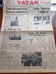 Vatan Gazetesi - 16 Mayıs 1949 - İki İhtimalden Biri Yazan Ahmet Emin Yalman Köşe Yazısı - Paris Toplantısı Hazırlıkları Devam Ediyor - Bonn Anayasası Bütün Almanya'ya Şamil Olmalı - Araplara Göre Amerika Araplara Anlaşmak Zorunda - Akdeniz Kupası Maçlarında 2. Zafer - Türkiye Yunanistanı 2 1 Mağlup Etti - Milli Maçı Radyoda Dinlerken - Ankara'da Çubuk Barajında 4 Kişi İle 300 Talebe Çarpıştı - Marshall Planının Türkiye Temsilcisi Door Marshall Planı Türkiye'yi Geri Memleket Yapmayacaktır - Osmanoğulları Yazan Feridun Fazıl Tülbentçi Yazı Dizisi - Matbuat Hürriyetini Doğru Yazan Mehmet Ali Sebük - İzmit Memleket Hastanesi İçin Bir Milyon Lira Lazım -  Rusya İrana Borcunu Ödemiyor - Kütahya'da Verem Dispanseri - İstanbul Şehir Tiyatrosu Artistleri Akhisar'da - Vasfi Rıza Zobu - Komünistler Şanghay Kapılarında Çarpışıyor - Eski İngiliz Sefirinin Anlattıkları Yazan Sir Hughe Knatchbull Hugessen Yazı Dizisi - Orta Şarktan Röportajlar Yazan Sinan Korle - Cristal Grandin Ve Ora Radyoları