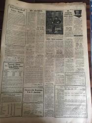 YENİ SABAH GAZETESİ 25 MAYIS 1964 YIL :27 SAYI :9050--Bir minibüs te 13 yolcu yanarak öldü---Göğüş :Kıbrıs meselesinin halli kolay olmayacak dedi ----Rumlar dün yine Türklere  ateş açtı ---AP .Kadıköy Kongresinde hep CHP ye hücum  edildi --Vietnam a Atom atılması istendi---Bayan Dassault  36 saat sonra bulundu ---Kan kanseri nin sebebi kati olarak tespit edildi --Kırkından sonra Atlantiği aşacak ---Fenerbahçe : Galatasaray: 0 ---H.Tepe İ.Sporu 4-2 yenince  Beykoz ikinci lige düştü --Gençlerbirliğini 2-0 yenen Karşıyaka düşmekten kurtuldu --Satır  Gümüşpala yı radyoya çağırdı ---AP sözcüsüne  CHP daima eriyen bir partidir --Sağır ve dilsiz olan 15 yaşındaki  bir kıza  tecavüz ettiler ---YTP bir diktatörlük ihtimalinden bahsediyor ---Radyo Programları ---Ama genç Vefa lisesini birincilikle bitirdi ---