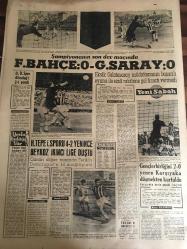 YENİ SABAH GAZETESİ 25 MAYIS 1964 YIL :27 SAYI :9050--Bir minibüs te 13 yolcu yanarak öldü---Göğüş :Kıbrıs meselesinin halli kolay olmayacak dedi ----Rumlar dün yine Türklere  ateş açtı ---AP .Kadıköy Kongresinde hep CHP ye hücum  edildi --Vietnam a Atom atılması istendi---Bayan Dassault  36 saat sonra bulundu ---Kan kanseri nin sebebi kati olarak tespit edildi --Kırkından sonra Atlantiği aşacak ---Fenerbahçe : Galatasaray: 0 ---H.Tepe İ.Sporu 4-2 yenince  Beykoz ikinci lige düştü --Gençlerbirliğini 2-0 yenen Karşıyaka düşmekten kurtuldu --Satır  Gümüşpala yı radyoya çağırdı ---AP sözcüsüne  CHP daima eriyen bir partidir --Sağır ve dilsiz olan 15 yaşındaki  bir kıza  tecavüz ettiler ---YTP bir diktatörlük ihtimalinden bahsediyor ---Radyo Programları ---Ama genç Vefa lisesini birincilikle bitirdi ---