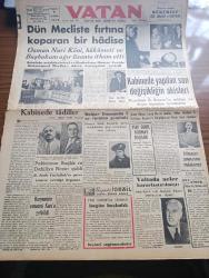 Vatan Gazetesi - 9 Haziran 1949 - Kabinede Tadiller Yazan Ahmet Emin Yalman Köşe Yazısı - Dün Mecliste Fırtına Koparan Bir Hadise - Osman Nuri Köni Hükümeti Ve Başbakanı Ağır Lisanla İtham Etti - Pakistan Sağlık Ve Dahiliye Nazırı Kadı Fazlullah Geldi - Sovyetlere Hayatını Kaybeden Kuryemiz Fuat Güzaltan'ın Cenazesi Kars'a Getirildi - Bulgar Limanında 7 Ay Tutulan Handan İsimli Gemimiz - Adapazarı Canavarı Basri Ersoyun Muhakemesi - Osmanoğulları Yazan Feridun Fazıl Tülbentçi Yazı Dizisi - Mısırlı Güreşçiler Dün Gitti - Avusturya Lig Şampiyonu Austria Takımı Geldi - Queens Park Rangers Galatasaray Bugün Karşılaşıyor - Bugünkü İsrail Yazan Sinan Korle Yazı Dizisi - Fakir Ve Yetim Çocuklara Yardım Eşya Piyangosu - Bulmaca - İstanbul Radyosu Programı - Mavi Gillette Traş Bıçağı - Hanomag Ziraat Traktörleri - İsveç Malı Volvo Kamyon -  Zeiss Marka Mikroskop -  K L M Hollanda Kraliyet Havayolları - Tarlan Diş Macunu