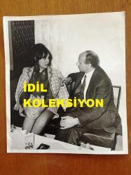 YEŞİLÇAM'IN YILDIZI SEVDA FERDAĞ'IN BÜYÜK BOY ORİJİNAL 2'Lİ FOTOĞRAF SETİ - 20 x 18 cm EBADINDA - SİYAH & BEYAZ - SEVDA FERDAĞ'IN ŞIK GİYSİLERİYLE KOLTUĞA OTURUP KONUŞMA YAPTIĞI ANLARDAN 2 ÖZEL KARE  - 1960'LARDAN 2 FOTOĞRAF