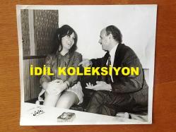 YEŞİLÇAM'IN YILDIZI SEVDA FERDAĞ'IN BÜYÜK BOY ORİJİNAL 2'Lİ FOTOĞRAF SETİ - 20 x 18 cm EBADINDA - SİYAH & BEYAZ - SEVDA FERDAĞ'IN ŞIK GİYSİLERİYLE KOLTUĞA OTURUP KONUŞMA YAPTIĞI ANLARDAN 2 ÖZEL KARE  - 1960'LARDAN 2 FOTOĞRAF