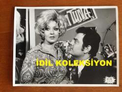 SEVİM TUNA'NIN YEŞİLÇAM'DAN BÜYÜK BOY ORİJİNAL 2'Lİ FOTOĞRAF SETİ - 24 x 18 cm EBADINDA - SİYAH & BEYAZ - ''ANA KALBİ'' (1969) ADLI FİLMDEN SEVİM TUNA, TANJU GÜRSU ve ÖMERCİK'İN YER ALDIĞI 2 SAHNEDEN SETTE ÇEKİLMİŞ 2 GÜZEL KARE - 1960'LARDAN 2 FOTOĞRAF